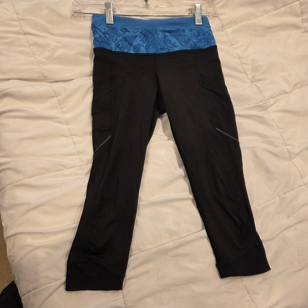 lululemon athletica Capri Leggings with Blue Paisley Waistband Sz 2